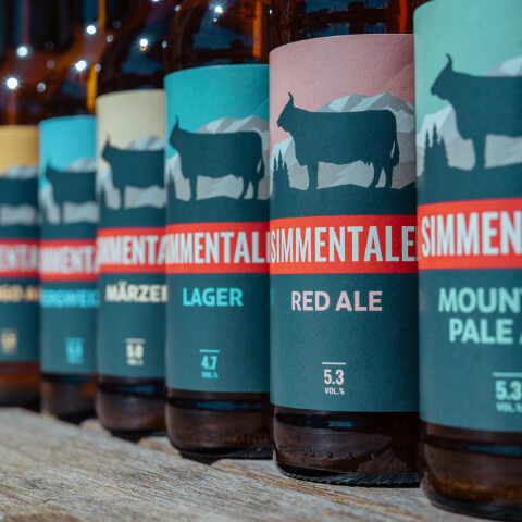 Nahaufnahme einer Auswahl an verschiedenen Sorten Simmentaler Bier.