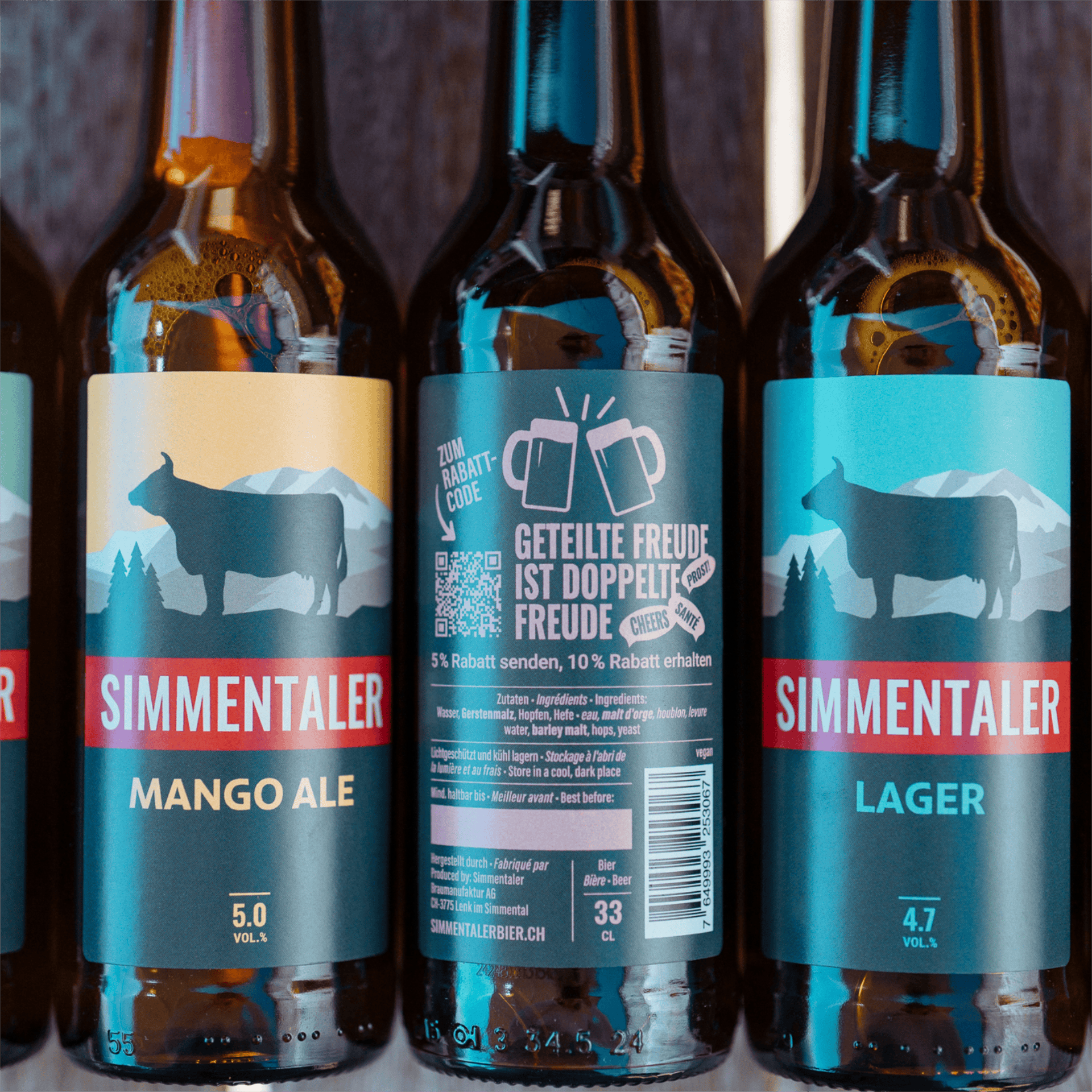 Simmentaler Bier Flaschen Auswahl mit Darstellung des Rücketiketts auf einer Flasche.